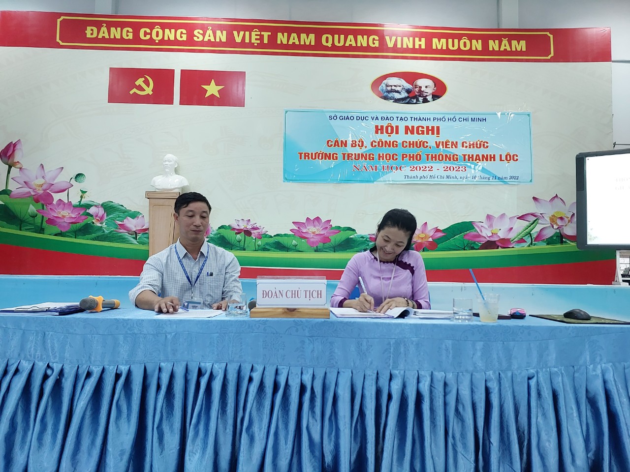 Chủ trì hội nghị: cô Phạm Thị Bình- bí thư chi bộ, hiệu trưởng nhà trường và thầy Vũ Văn Tuấn, chủ tịch công đoàn nhà trường