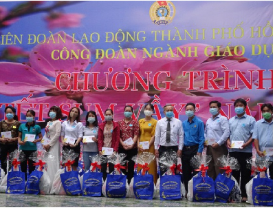 86 phần quà đã được trao tặng đến các gia đình đoàn viên công đoàn có hoàn cảnh khó khăn bị ảnh hưởng bởi dịch Covid-19 thuộc ngành giáo dục và đào tạo Thành phố Hồ Chí Minh trong dịp Tết nguyên đán Tân Sửu 2021 - VP Công Đoàn
